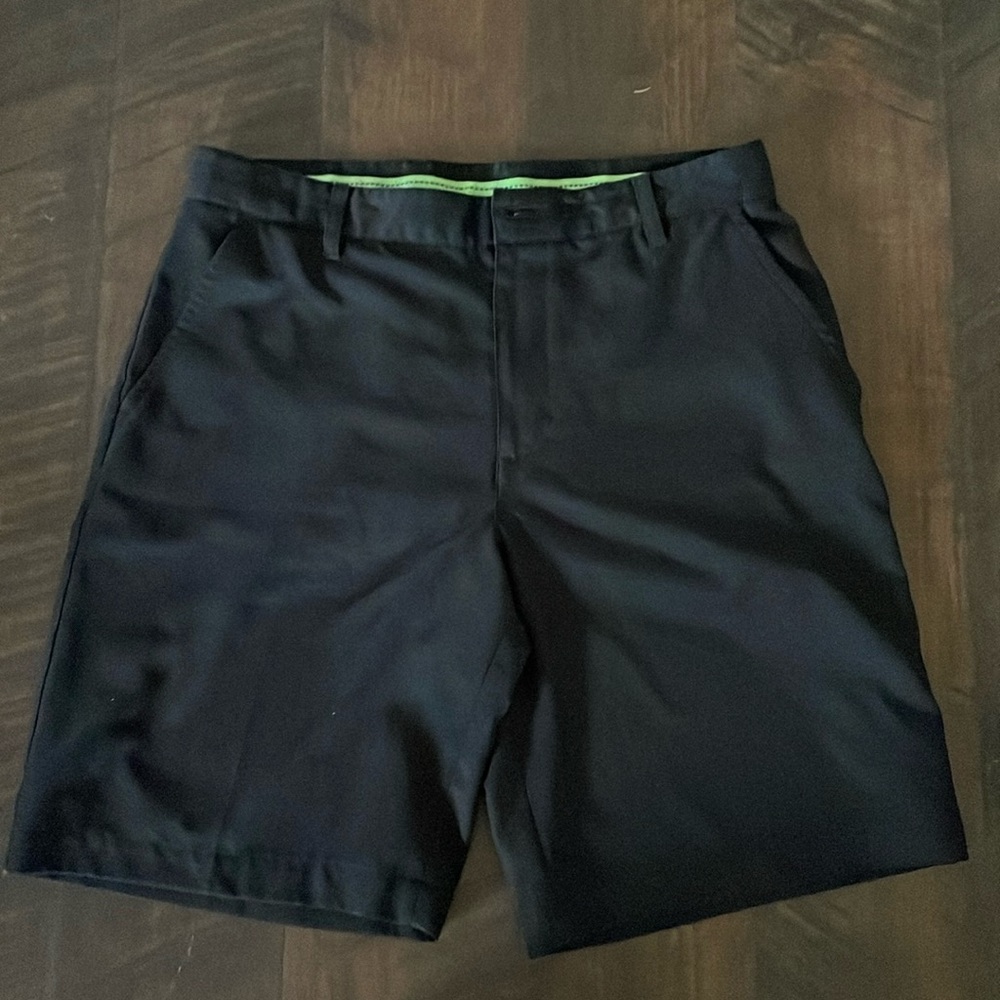 Men’s IZOD golf shorts size 33